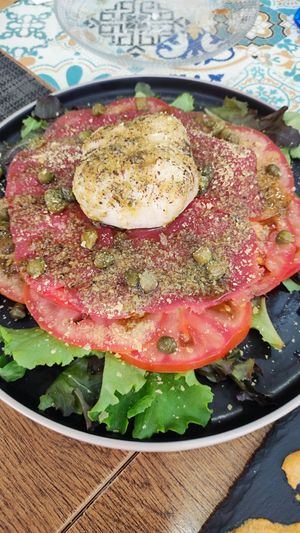 Ensalada de tomate con burrata at Kapivar in Colmenar Viejo
