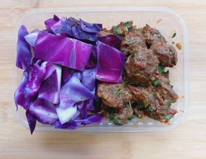 Proteína de soja texturizada com funghi e repolho at Hana Ume in Londrina