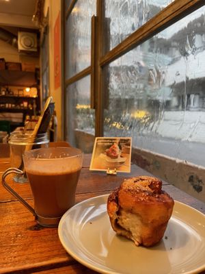 Seasonal drink and cinnamon bun   at Alaska Zwei in Tokyo