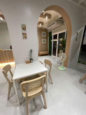 Restaurant atmosphere  at Puck Poon Poon Duay Jai Yin Dee - ผักพูนพูนด้วยใจยินดี สาขา เจริญนคร 18 in Bangkok