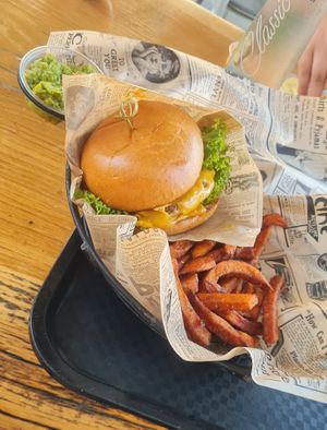 Veganer Cheeseburger mit Süßkartoffelpommes und Guacamole at Route ST 2049 Food Bar in Mainburg