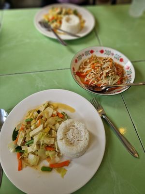 Panang Curry and Papaya Salad at Dee Dee Thai Food in Koh Phangan