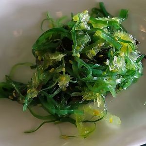 GOMA WAKAME: alghe croccanti con semini di sesamo. Non mi piacciono più: sanno troppo di pesce, che per altri magari è un bene.. at Kiyomi in Monza