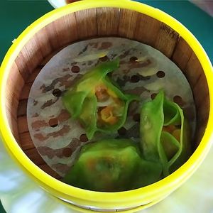 DIM SUM di verdure: Porzioni mignon, arrivano nel classico cestello di bambù/legno.
Buoni ma non buonissimi:la pasta resta un po' dura. Bella che è verde e non del solido colore at Kiyomi in Monza