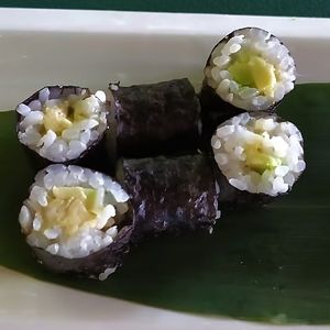 HOSSO AVOCADO: semplici, in alga Nori, che a me non piace più molto, perchè sa di pesce at Kiyomi in Monza