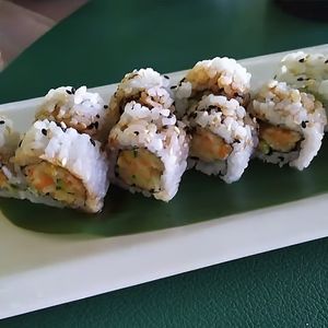 URA TEMPURA VEGAN: uramaki con tempura di verdure e semini di sesamo: un'esplosione di sapori! ne arrivano 8 x volta. Forse i miei preferiti. at Kiyomi in Monza