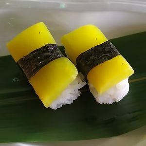 NIGIRI RAPA: ne arrivano due. La rapa gialla non sa di niente. Belli ma tristi. at Kiyomi in Monza