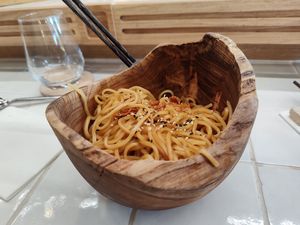 Plat de nouilles, avec sauce épaisse et graines de sésame at Miss Bao in Rennes