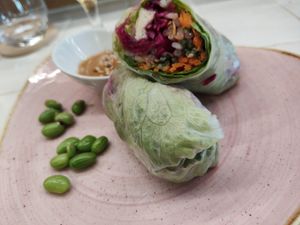 "Vegan green wrap", une sorte de très gros rouleau de légumes variés(carottes, concombre,... Avec soja et menthe) dans une feuille de salade. at Miss Bao in Rennes