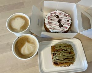 Cappuccino, Kirsch-Stracciatella-Kuchen, Pistazienschnecke  at Deins und Meins  in Neu-ulm