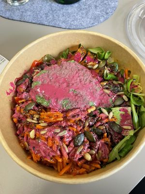 Bowl mit Kartoffelecken, veganer Currywurst, Möhrensalat, pinkes Tahin Dressing und Erbsen-Hanf-Dip  at boool in Dinslaken