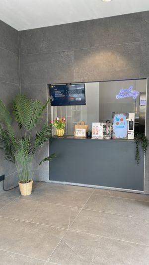 Entweder vorher online bestellen oder am Terminal   at boool in Dinslaken