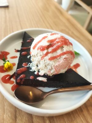 Brownie and vanilla ice cream at Janym in Pai