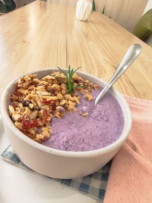 Blueberries coconut yoghurt at Janym in Pai