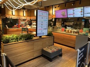 Queue   at Marugame Udon - Kensington Arcade in West London