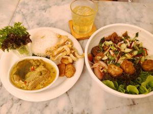 Salad and red curry at Lyn's The Shanghai Cafe in Songkhla