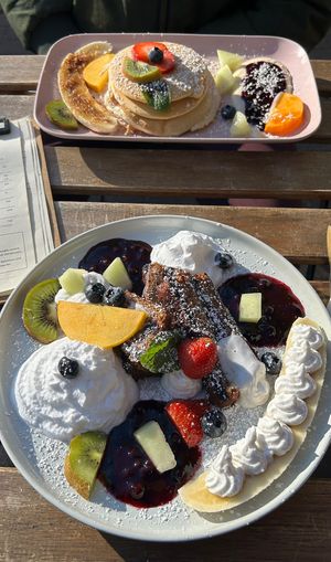Oben: Panccakes // Unten: getoastetes Bananenbrot mit Sahne und Früchten  at Gerda und das Glück in Rostock