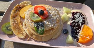 Pancakes mit karamellisierter Banane, Joghurt und Heidelbeersoße  at Gerda und das Glück in Rostock