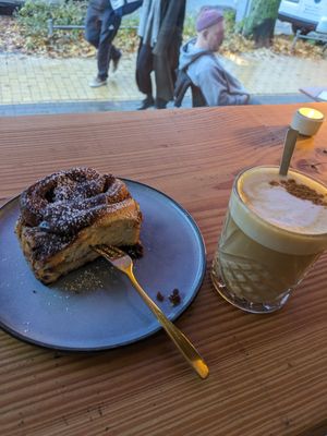 Pumpkin spice Latte und Schokoschnecke at Gerda und das Glück in Rostock