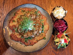 Pilzgulasch auf Kartoffelpuffer at Bar Meduza in Ustka