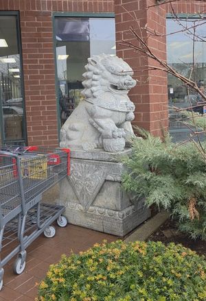 Lion at entrance at Park To Shop Supermarket in Chicago