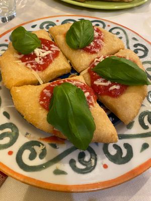 Montanara at Pizzeria Bella Napoli in Empoli