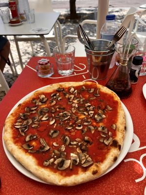 Marinara pizza with mushrooms  at La Bruschetta in Portimao