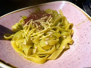 Verse Futticcine, look, basilicum, vegan kaas (Enkel vegan op vraag) at Brasserie Poelberg in Tielt