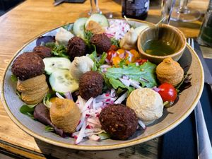Vegan falafel salade at Brasserie Poelberg in Tielt