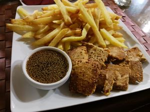 Ration de tofu con patatas fritas 💚🌱 at Cafe Culture  in Piedralaves
