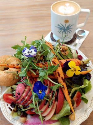 Zi 2.1 Flower Salad w/ Mini Bagel 梔子2.1沙律 配 迷你比高包 (Photo by Prudence Chow) at Cafe Zi - 梔子 in Kowloon