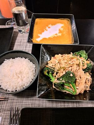 Pad Thai and chickpeas curry at Skyline Sushi in Amman
