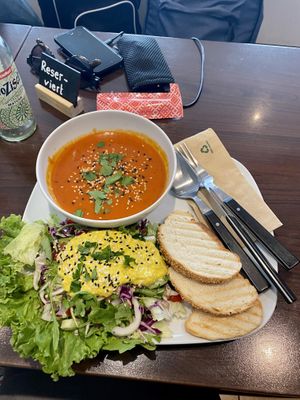 Tomaten Soup with Salad Mix(mango dressing)   at Green Republic in Erfurt