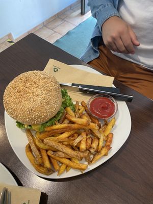 Chicken burger with freies and ketchup   at Green Republic in Erfurt