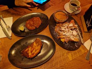 Todo vegano, Schnitzel veganos terribles, excelente Kaiserschmarrn at HeimWerk - Hackescher Markt in Berlin