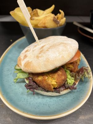 Verganer Burger mit Falafel  at Tischlein Deck Dich  in Mittenwald