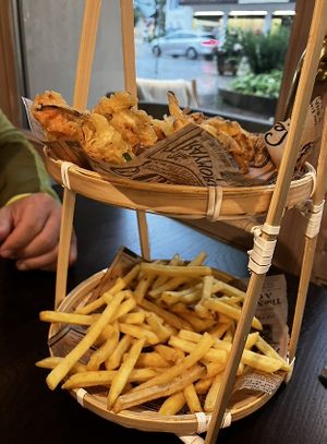 Vegetable tempura and fries   at Tischlein Deck Dich  in Mittenwald