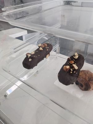 Eclairs at Le Végétalien in Toronto