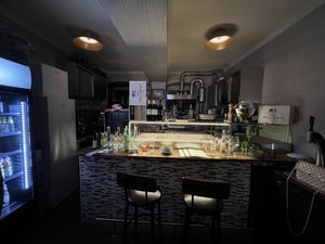 Entspannte Atmosphäre. Etwas eng aber dadurch noch gemütlicher unter Veganis. 🥰  at The Crazy Little Greek in Berlin