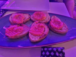 Crispy bread with delicious topping at Lágrima Negra in Praia