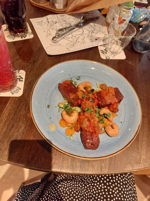 Hoofdgerechten surf and turf (redifine meat en vegan garnalen) at Brasserie Timber's in Vaals