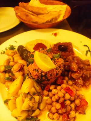 Veganer Vorspeisenteller at LoLu in Duisburg