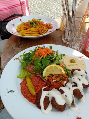 Falafel-Teller und Curry-Penne ✨️ at LoLu in Duisburg