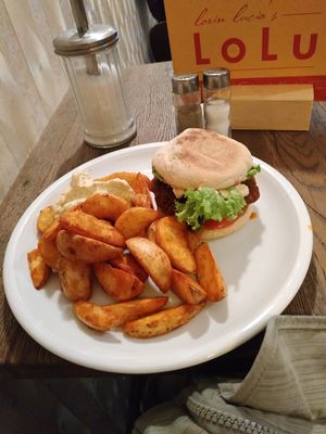 Hanfburger mit Wedges at LoLu in Duisburg