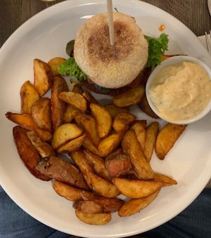 Seitanburger (3,50!): 5/5⭐️
Potato Wedges mit Veganer Remoulade: 4/5⭐️ at LoLu in Duisburg