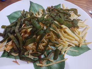 Patatas fritas con pimientos 💚 at EL CAÑIZO de Carmen in Albacete