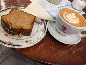 Veganes Bananenbrot und Cappuccino mit Hafermilch at CALVI  in Ulm