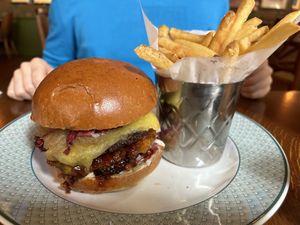 Smash burger e patatine   at Cosy Club  in Oxford
