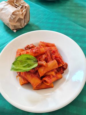Rigatoni mit veganem Ragu und Gebäck dazu (Sieht nach einer kleinen Portion aus, war aber groß und sehr sättigend!) at Tandem - Piazza del Gesù in Naples