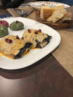 Pkhali Misto, piatto di pâte vegetali servito con pane georgiano   at DedasPuri   in Milan